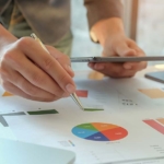 Inbound Marketing é o conjunto de estratégias de marketing que visam atrair e converter clientes usando conteúdo relevante. Diferente do marketing tradicional, no Inbound Marketing a empresa não vai atrás de clientes, mas explora canais como mecanismos de busca, blogs e redes sociais para ser encontrada.